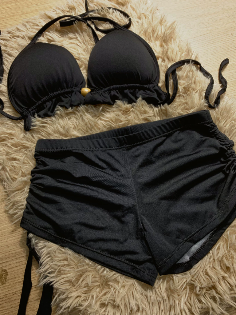 O Look das “Glow Girls”: Como o Biquíni Franzido Virou Febre nas Praias Brasileiras