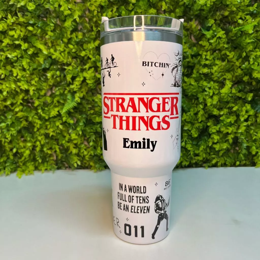 Copo Térmico Stranger Things 1200ml: estilo e praticidade em alta CUPOM DE DESCONTO