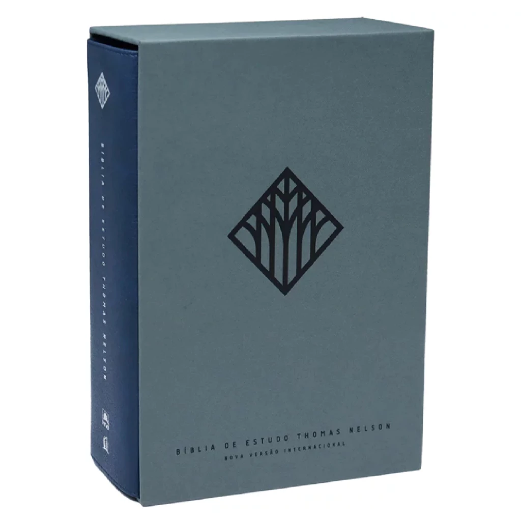Capa azul luxuosa da Bíblia de Estudo Thomas Nelson aberta, exibindo notas de estudo, mapas e diagramas coloridos.