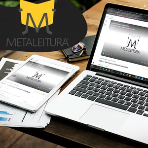 Homem coach lendo em tablet com ícones de velocidade, cérebro e livros, representando o curso de Leitura Dinâmica Metaleitura.