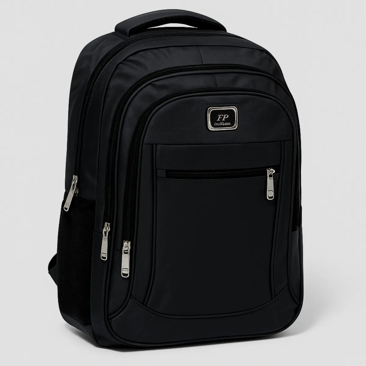 Mochila grande de 40 L com alças reforçadas, compartimentos internos e bolso para notebook de até 20 polegadas, disponível nas cores preto, azul, cinza‑escuro e vermelho.